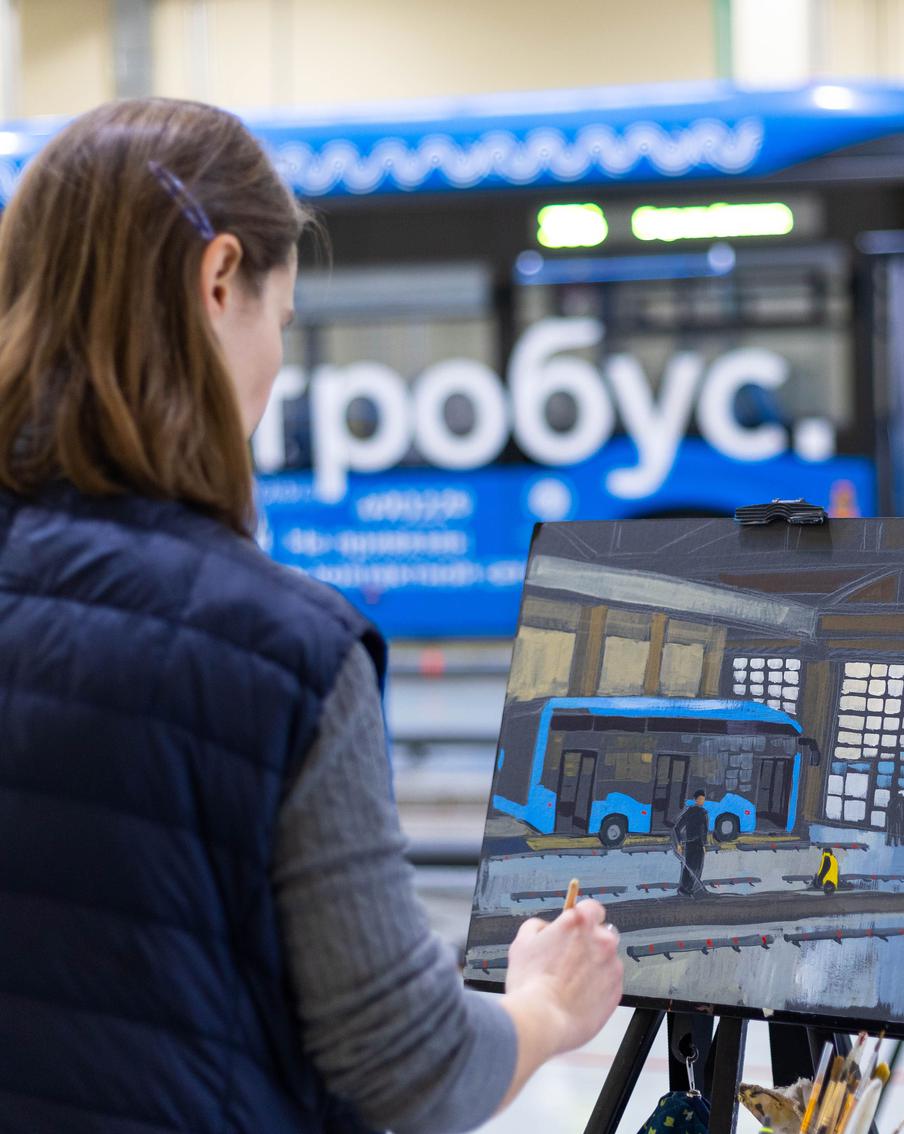 Участники проекта "Искусство в метро" впервые писали картины в Доме для электробусов в "Митино"
