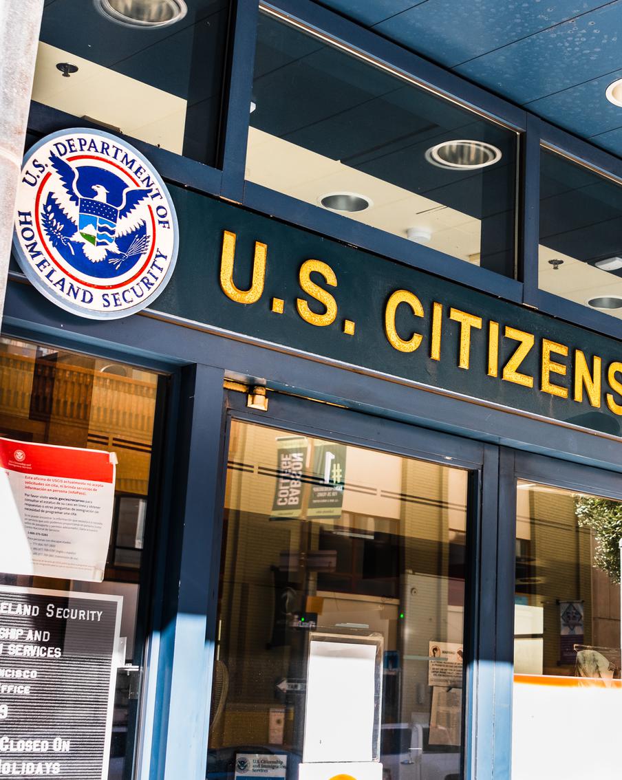 Американские власти заморозили программы по упрощённому переезду украинцев в страну