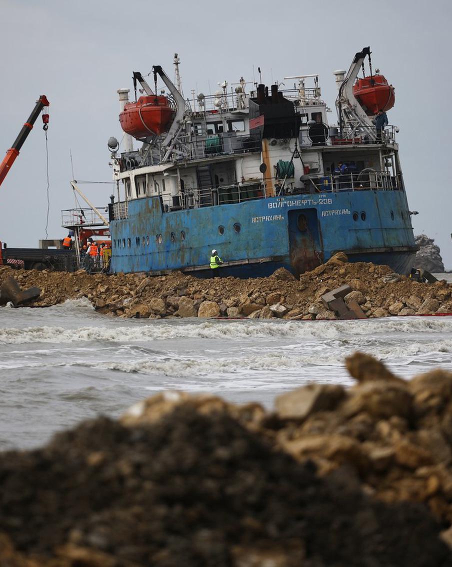 В Правительстве России отчитались об откачке всего мазута из кормовой части затонувшего танкера