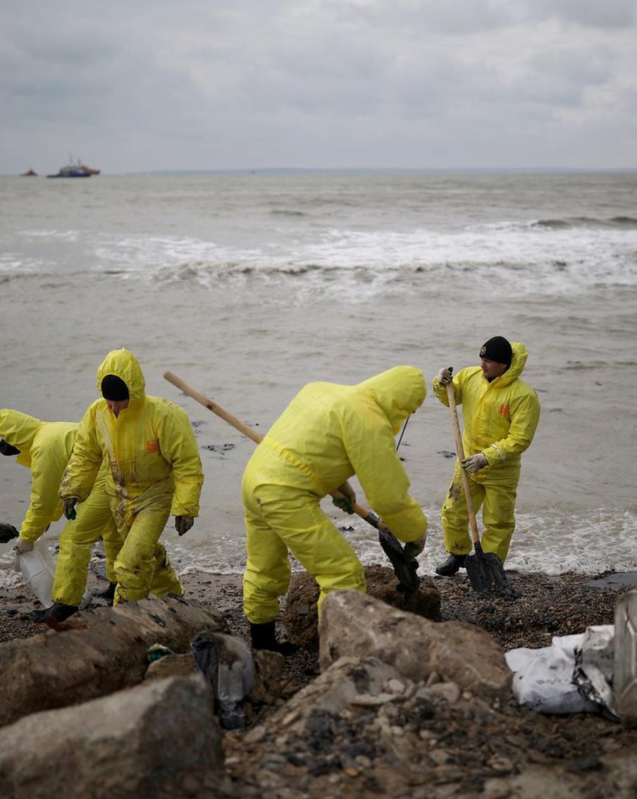 На побережье Чёрного моря были обнаружены новые следы загрязнения мазутом