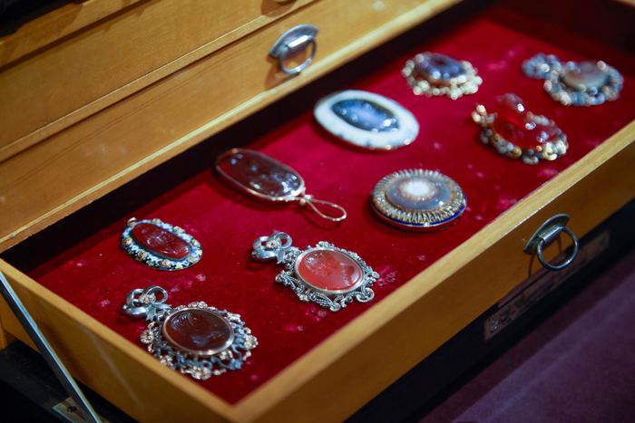 Экономисты объяснили, стоит ли вкладывать деньги в ювелирные украшения
