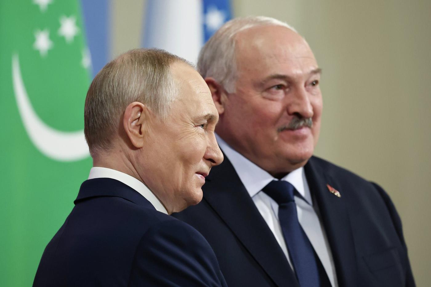 Российский президент поздравил Лукашенко с победой на выборах
