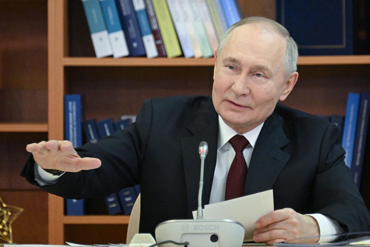 Путин поручил правительству продумать рекламу для поддержки многодетных семей