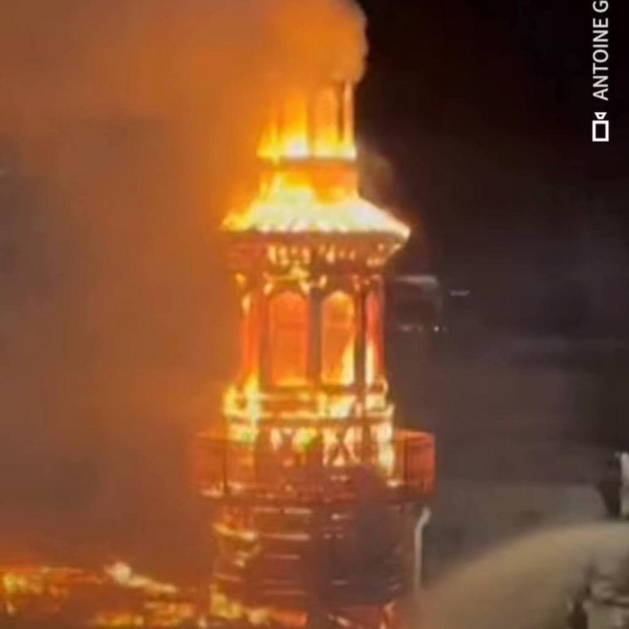 "Напоминает Нотр-Дам": в Париже воспламенилась ратуша двенадцатого века