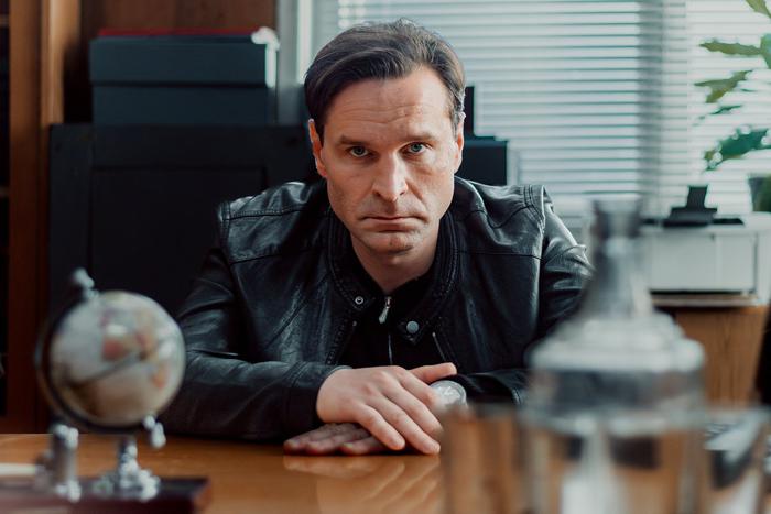 "Саша Медный всё делает быстро, я совсем не такой": Добронравов рассказал про "Инспектора Гаврилова"