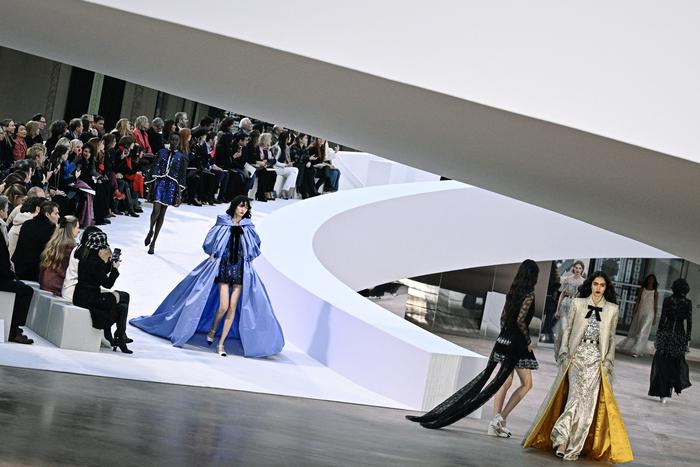Блеск и драматизм: 5 незабываемых шоу недели высокой моды в Париже