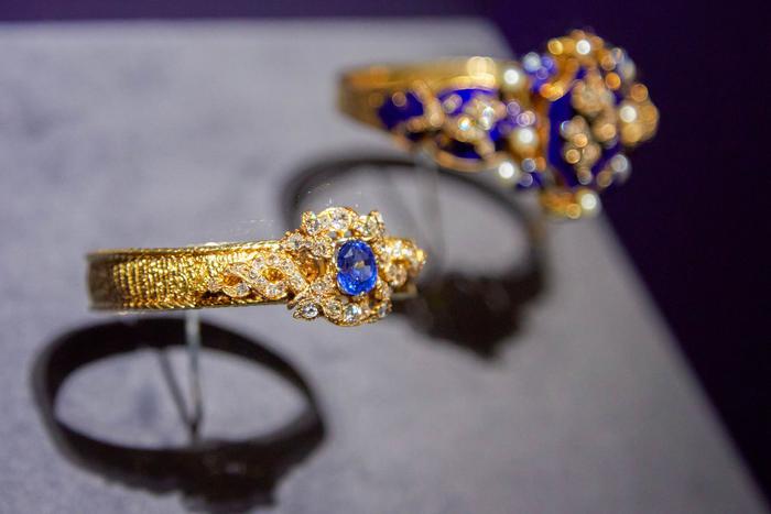 Кто запретил носить фальшивые драгоценности и надевал "браслеты-монстры"