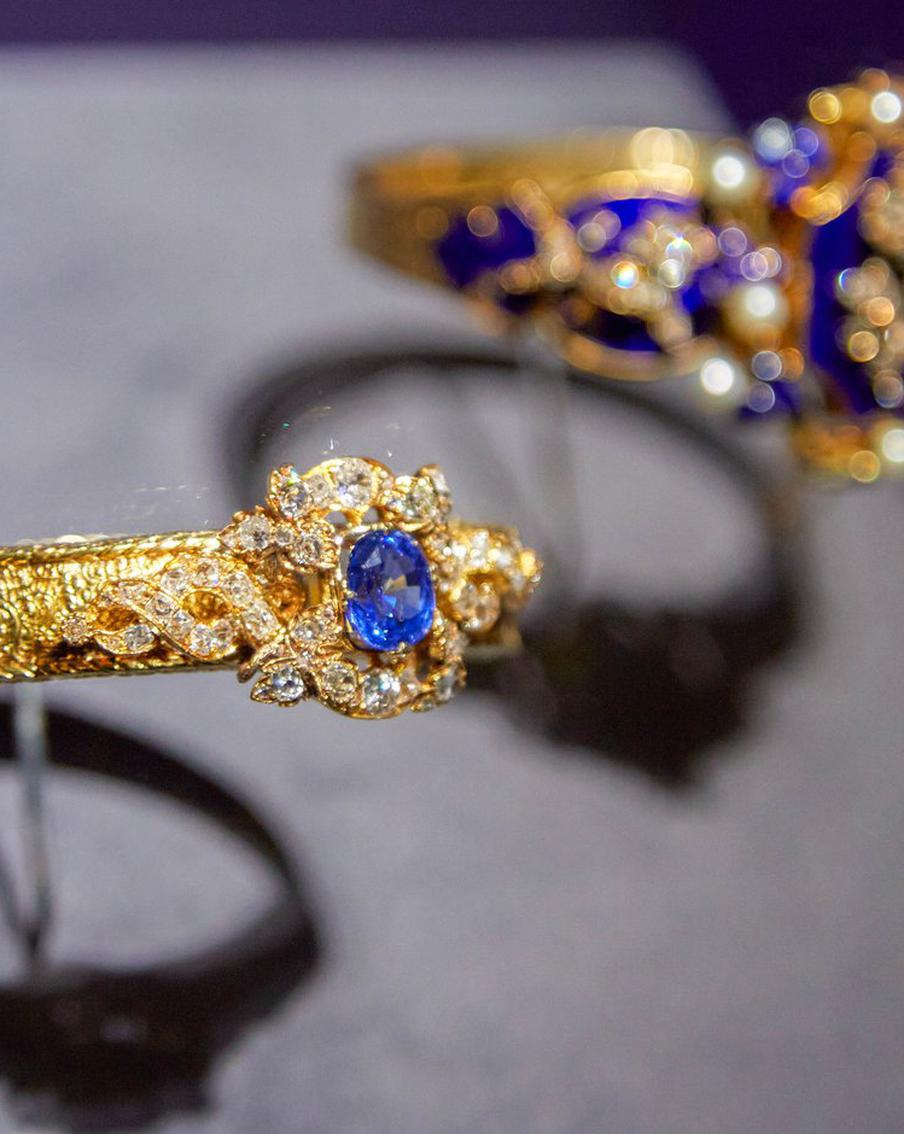 Кто запретил носить фальшивые драгоценности и надевал "браслеты-монстры"