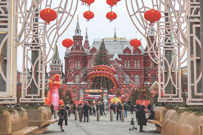 Праздник из Поднебесной освоился в Москве: показываем как прошёл первый день