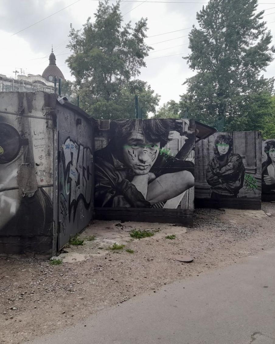 Знаменитую "народную галерею" – гаражи с граффити Цоя и Летова сносят в Петербурге