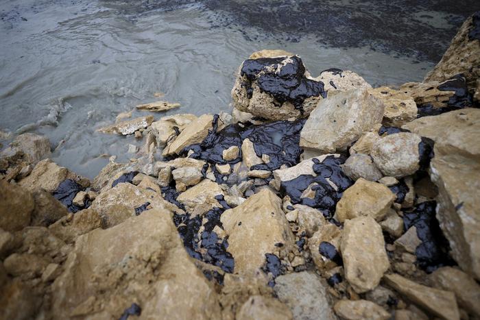 МЧС сообщило о новых выбросах нефтепродуктов на побережье Чёрного моря