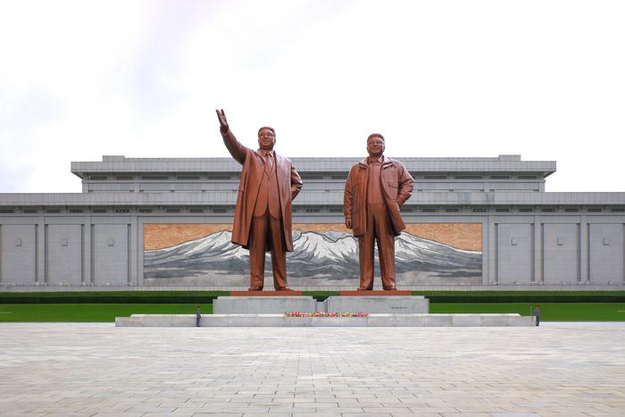 Ким Чен Ын отчитал партийцев за распитие алкоголя и аморальное поведение