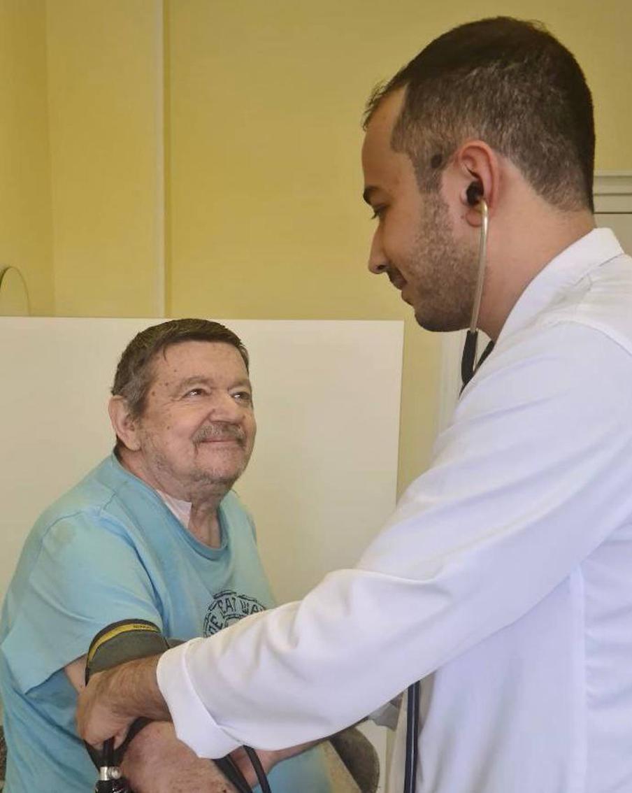 Сейчас пациент чувствует себя хорошо, его жизнь вне опасности.