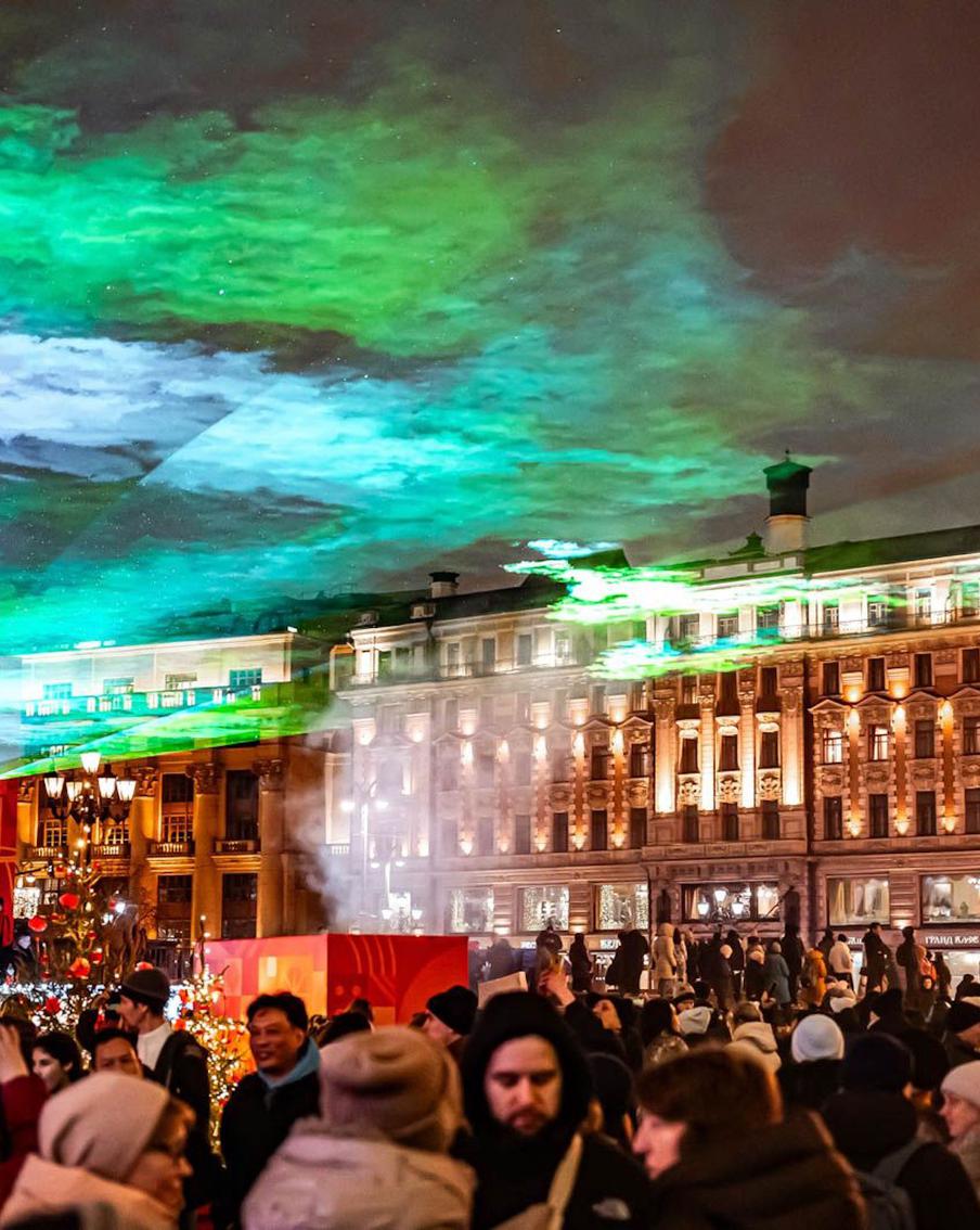 Северное сияние можно увидеть в Москве в небе над Манежной площадью до 9 февраля