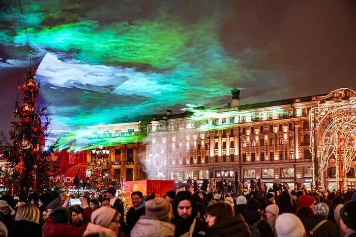 Северное сияние можно увидеть в Москве в небе над Манежной площадью до 9 февраля