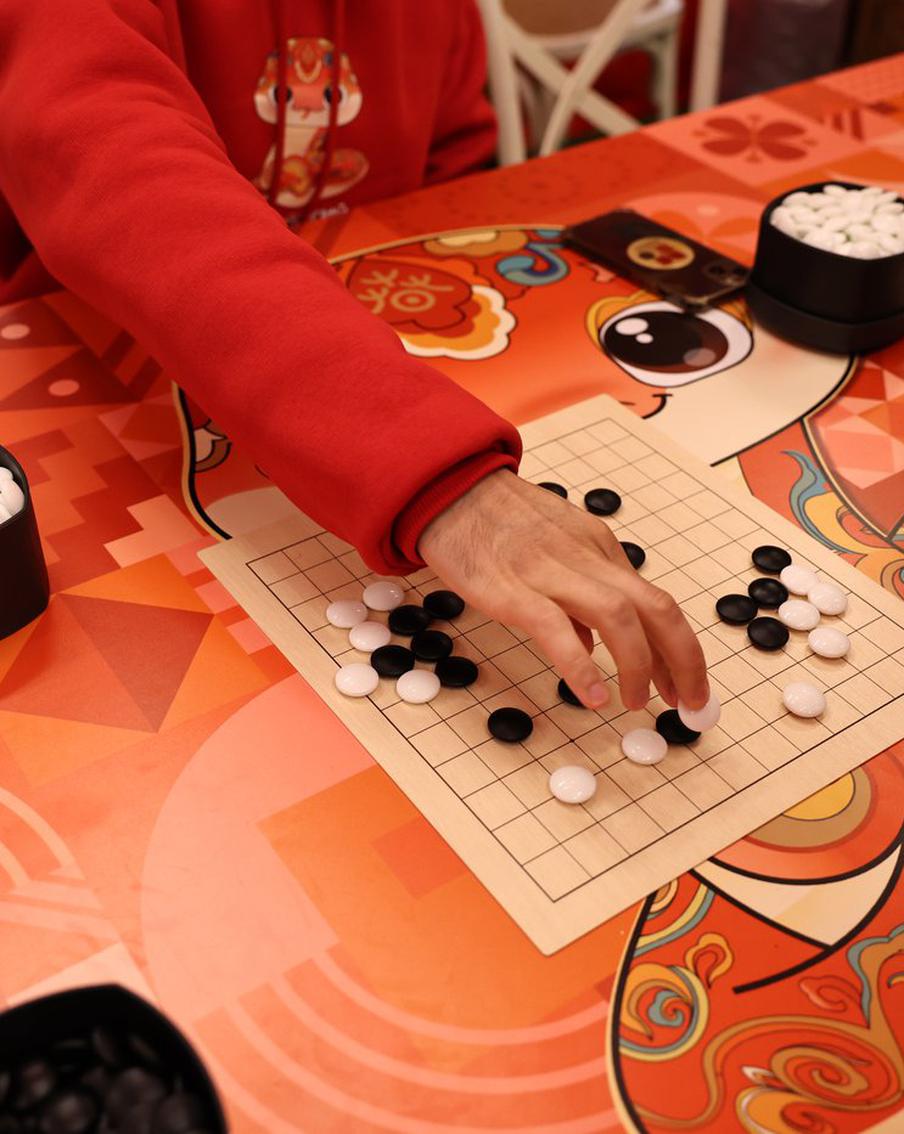 Отмечаем китайский Новый год в Москве: играем в Го и помогаем камням сохранить баланс