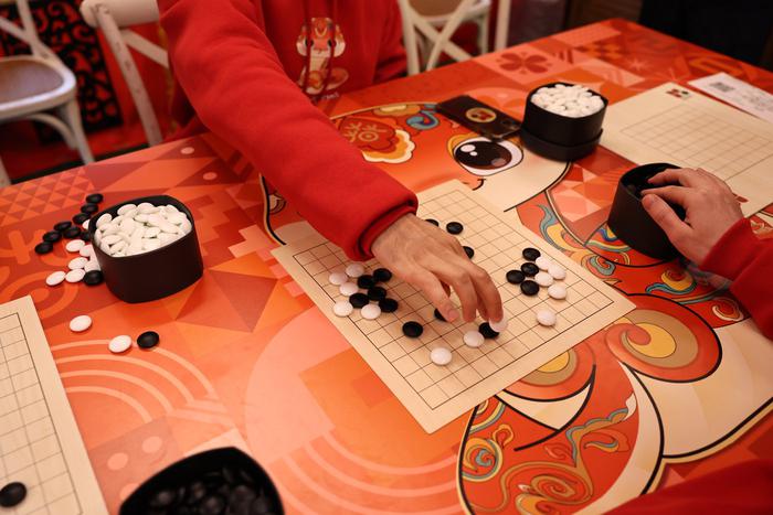 Отмечаем китайский Новый год в Москве: играем в Го и помогаем камням сохранить баланс