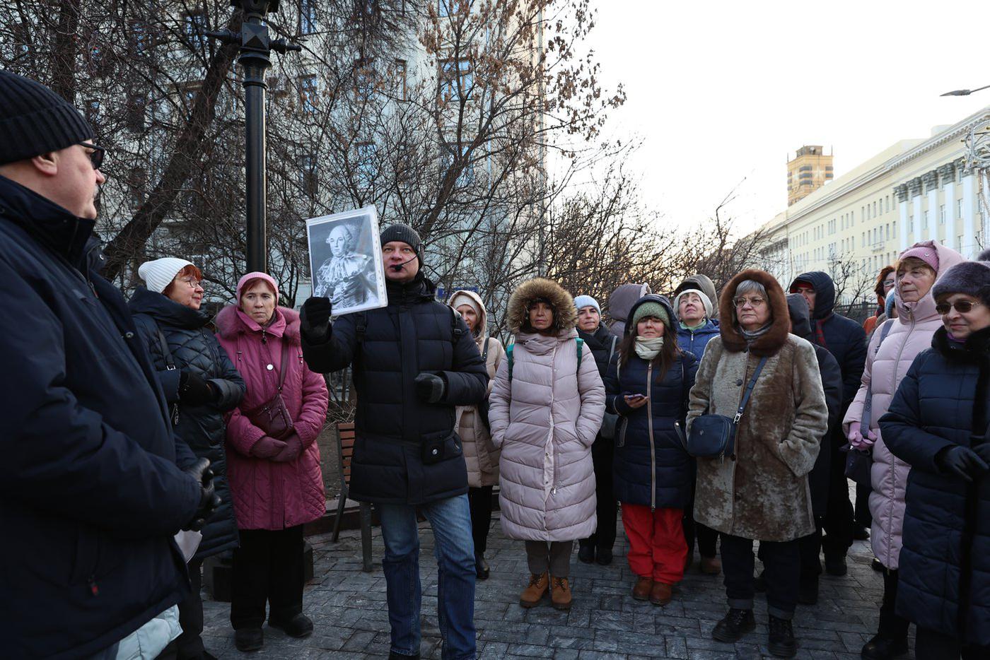 Тимофей Сучков показывает портрет Романа Воронцова, получившего при жизни прозвище Роман – большой карман.