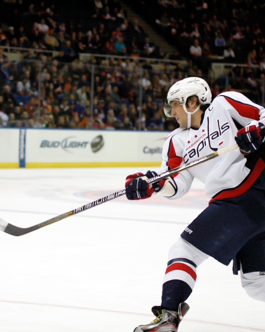 Овечкин забил ещё одну шайбу и приблизился к рекорду легендарного Гретцки