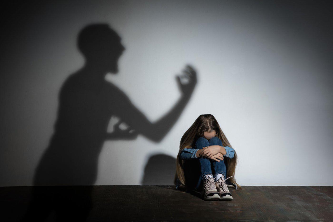 Родители пытали 12-летнюю дочь калёным железом: девочке удалось спастись
