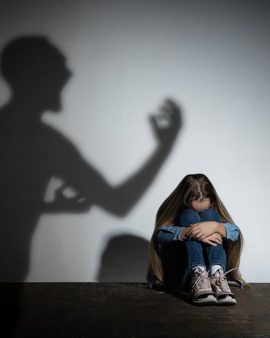 Поломанная психика и травма на всю жизнь: что ждёт 12-летнюю девочку, которую год пытали родители