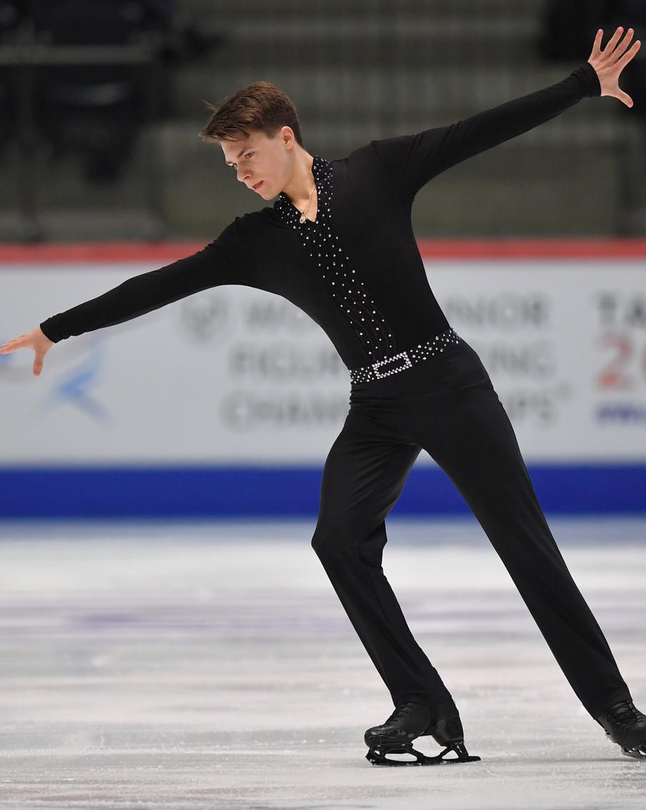 Сын погибших в Вашингтоне российских фигуристов Максим Наумов отказался от участия в соревнованиях