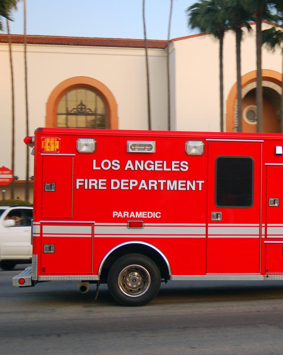 Американские власти пригрозили участникам тушения пожаров в Лос-Анджелесе увольнением за отказ уйти в отставку