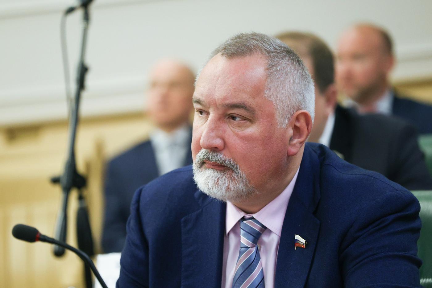 Сенатор Рогозин раскритиковал нежелание чиновника отвечать на звонок с фронта в субботу