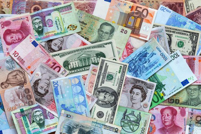 Кабмин добавил семь стран в список допущенных к торгам валютой в России