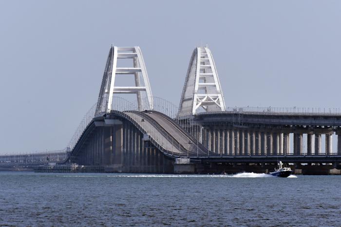 Движение по Крымскому мосту восстановлено после введения на нём ограничительных мер