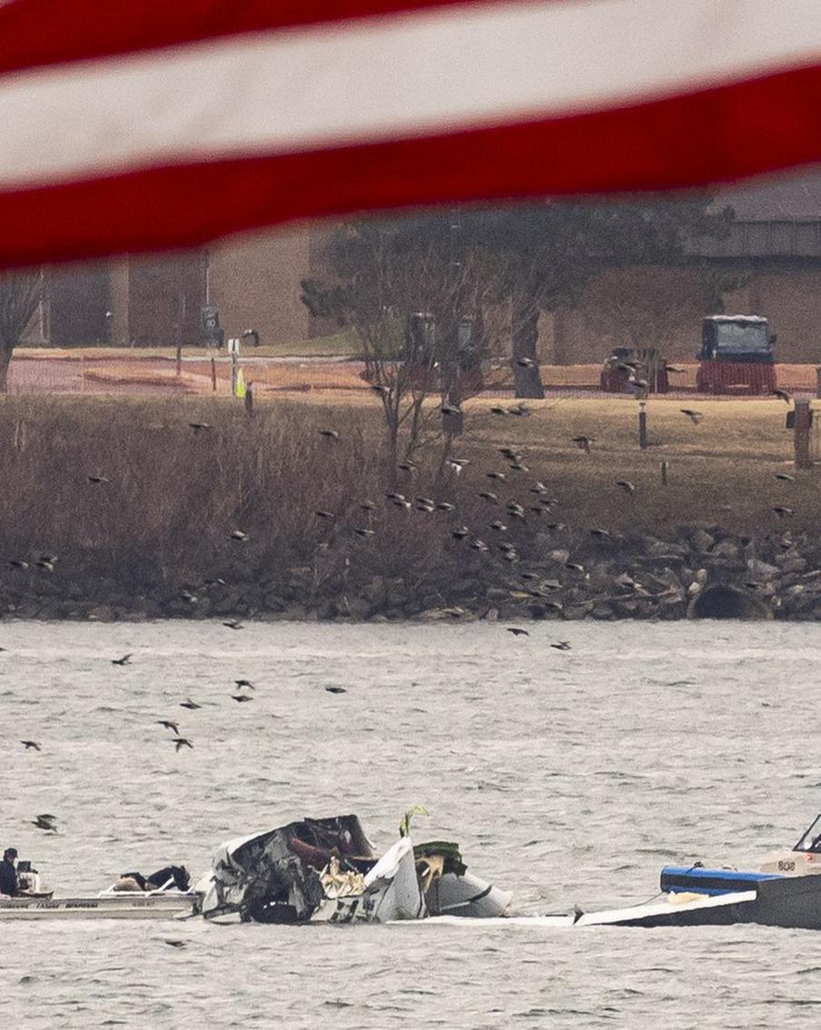 Пилот разбившегося в Вашингтоне самолёта попытался избежать столкновения