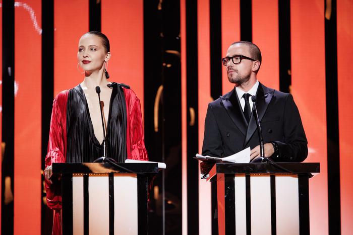 Нужно ли орлу раздвоиться и почему у Александра Петрова прошёл мороз по коже: на "Мосфильме" наградили победителей кинопремии "Золотой орёл" за 2024 год