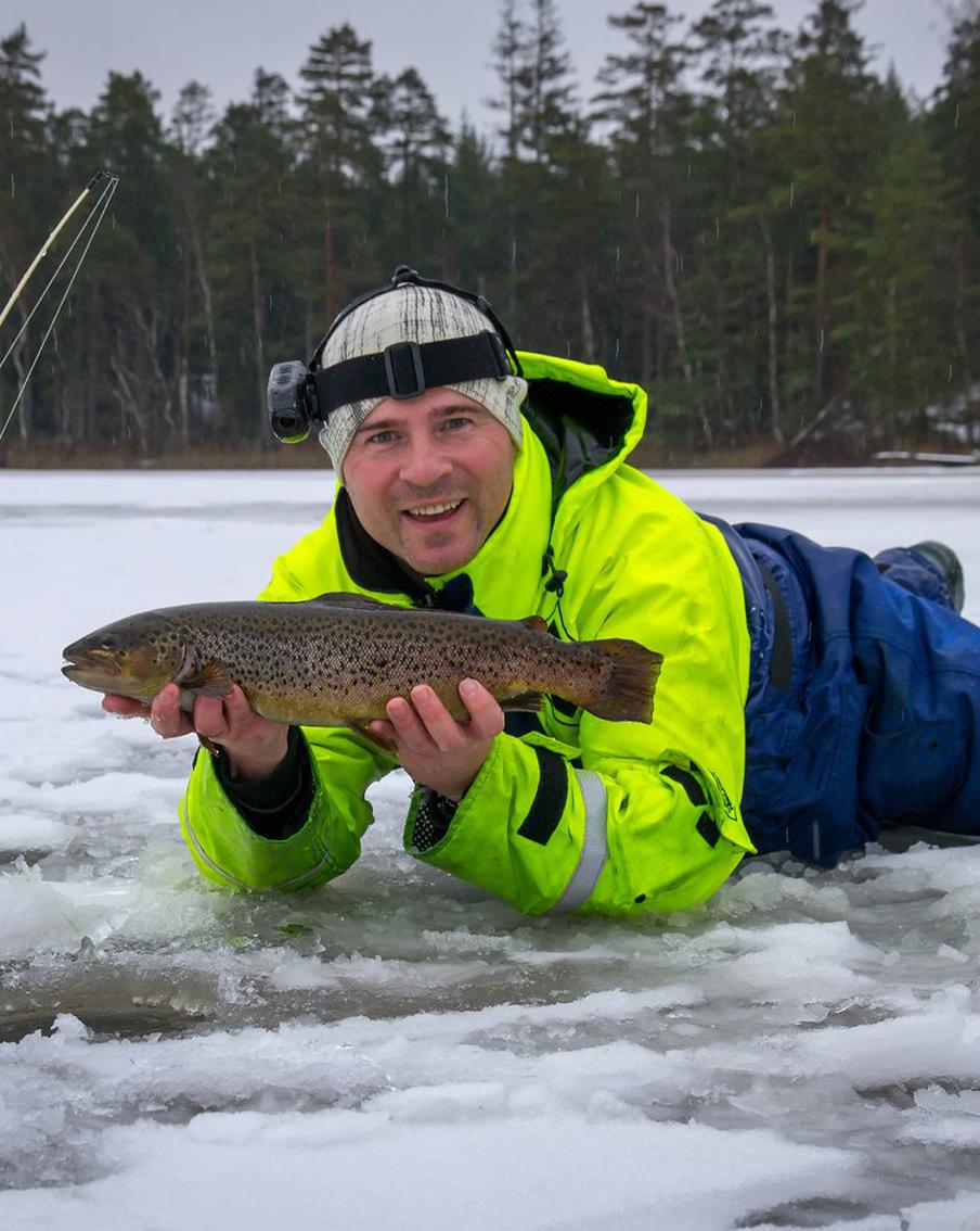 Сбежавшую из рыбного хозяйства форель в Карелии приехали ловить более 1500 рыбаков со всей Ленобласти