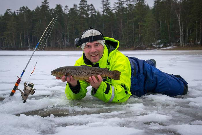 Сбежавшую из рыбного хозяйства форель в Карелии приехали ловить более 1500 рыбаков со всей Ленобласти