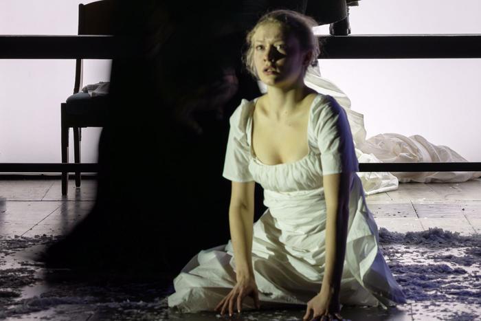 В новом спектакле "Евгений Онегин" в театре Маяковского слёзы текут рекой