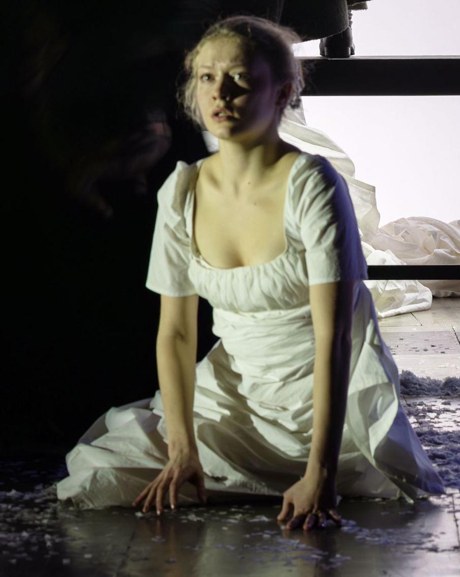 В новом спектакле "Евгений Онегин" в театре Маяковского слёзы текут рекой