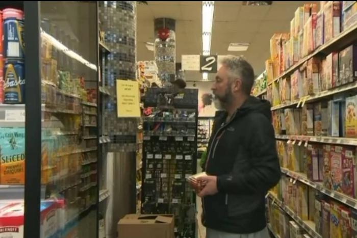 Отказ от бурбона из Кентукки и освистывание гимна США: канадцы встали на тропу войны со всем американским