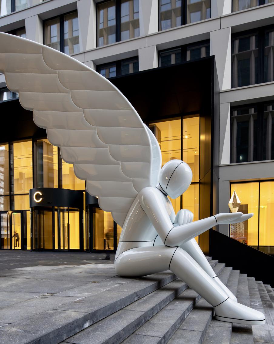 В Москве появился свой ангел: пятиметровый гигант сидит на ступеньках офисного квартала