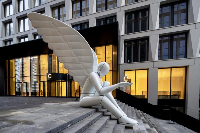 В Москве появился свой ангел: пятиметровый гигант сидит на ступеньках офисного квартала