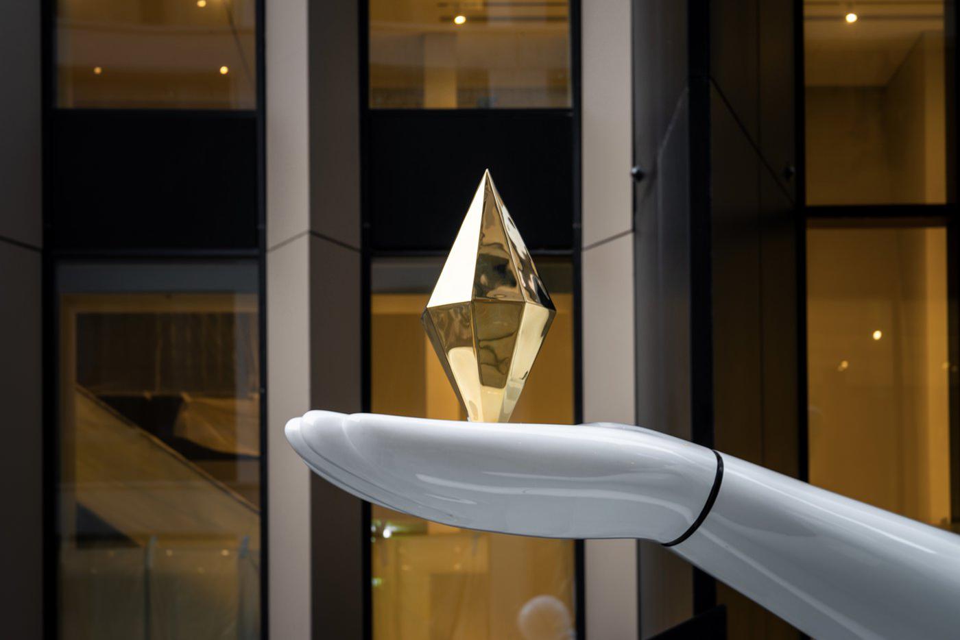 Ангел встречает прохожих в Бумажном проезде.