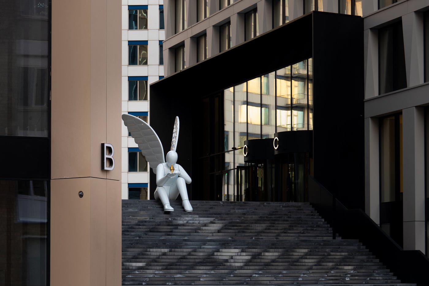 Ангел встречает прохожих в Бумажном проезде.