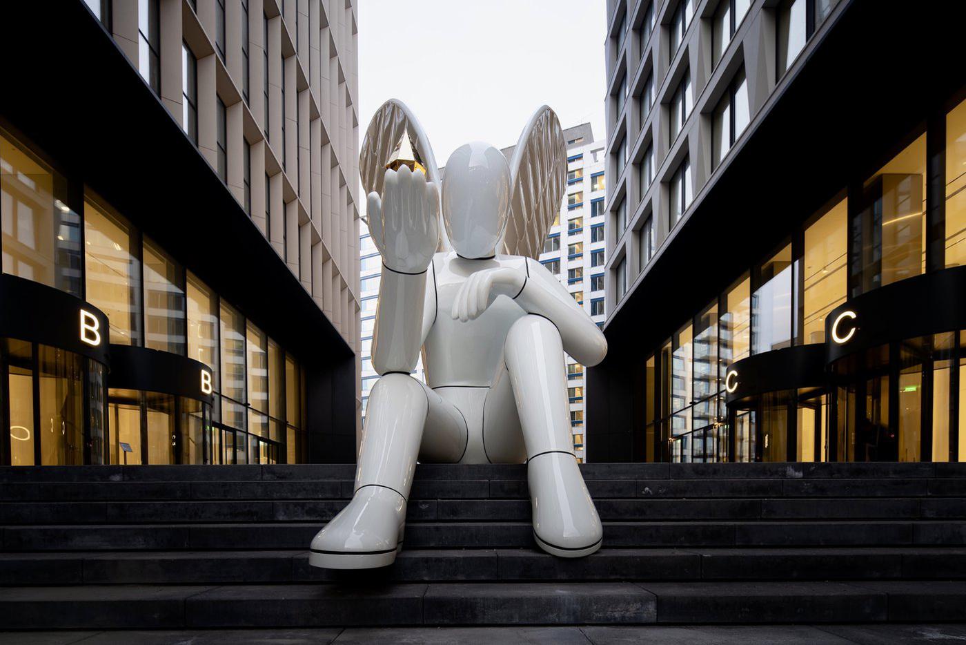 Ангел встречает прохожих в Бумажном проезде.