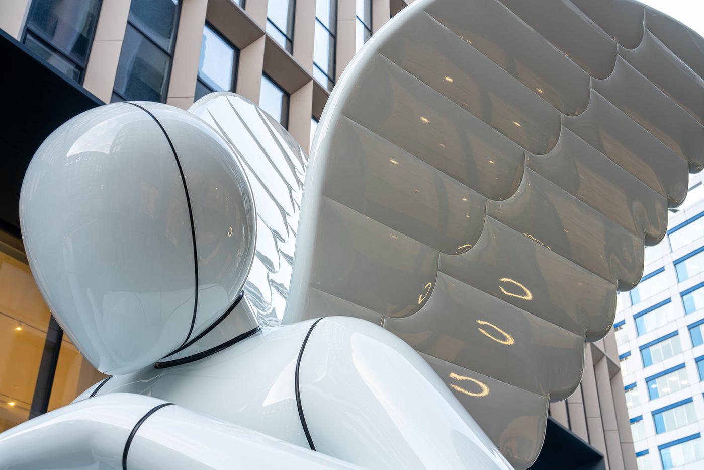 Ангел встречает прохожих в Бумажном проезде.