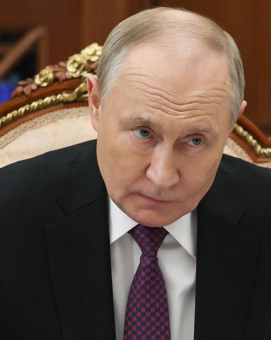 Песков ответил, считает ли Путин Зеленского врагом