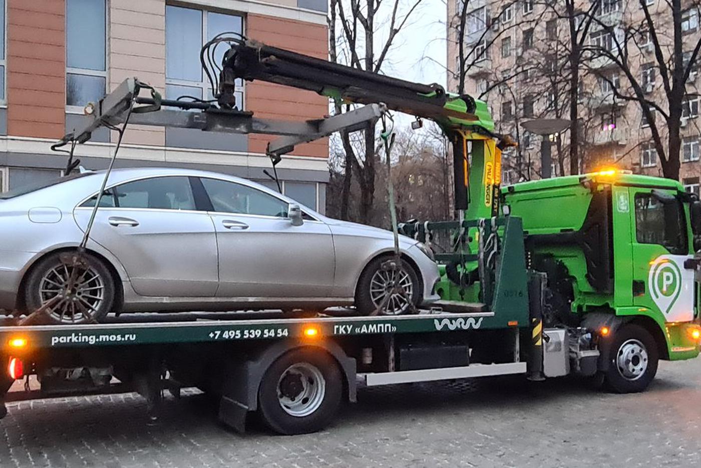 Автомобили Mercedes и Toyota увезли на спецстоянку за долги: сумма превысила 700 тысяч рублей
