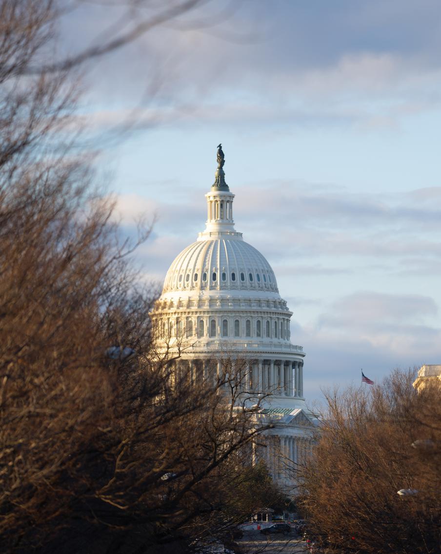 Значительное количество госслужащих в США приняли предложение об увольнении