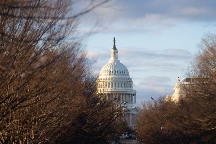 Значительное количество госслужащих в США приняли предложение об увольнении