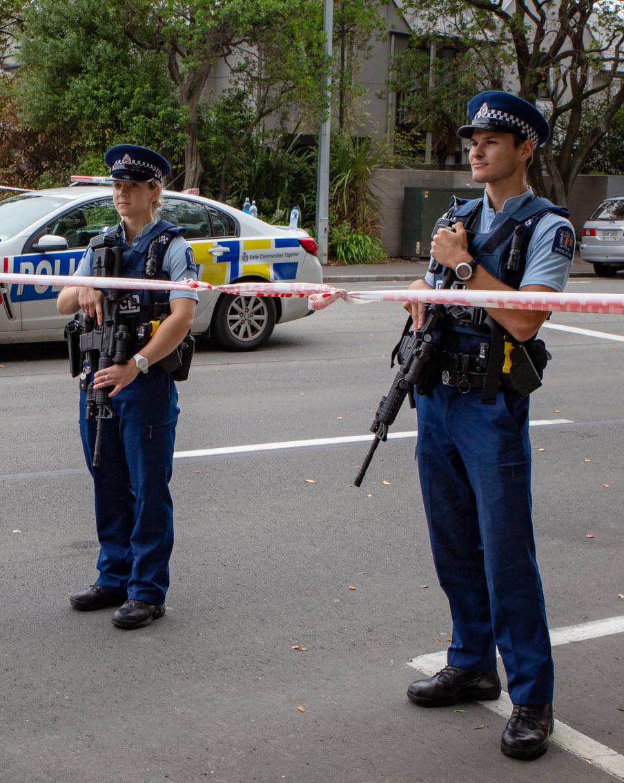 В Новой Зеландии полиция арестовала группу людей за хранение оружия и наркотиков
