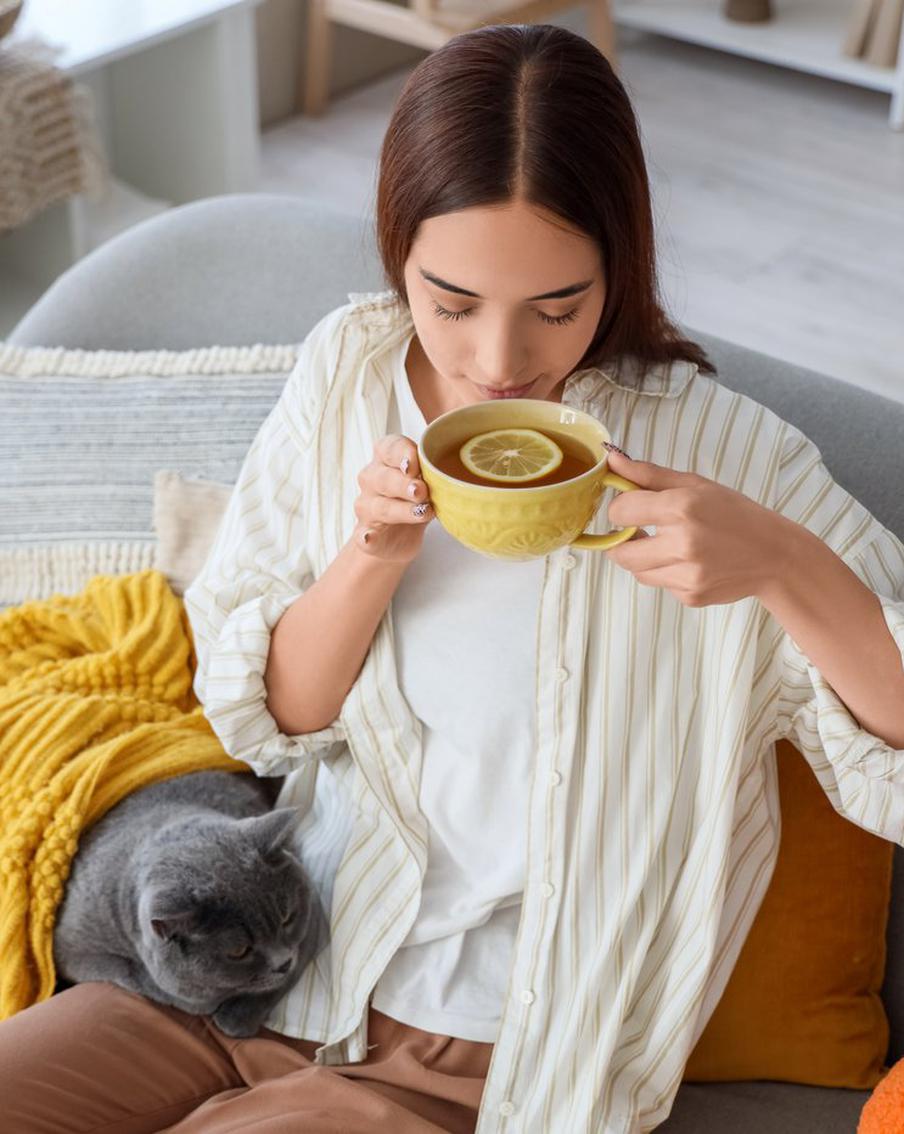 Какие привычные напитки меняют цвет зубов и что с этим делать