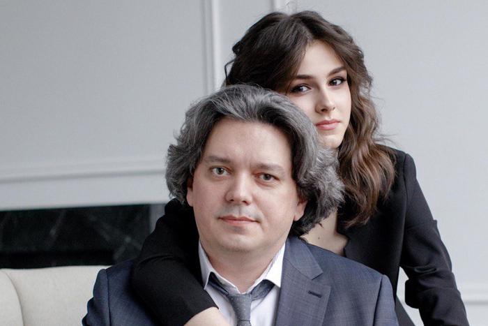 Музыкант оркестра, ответивший на звонок дочери во время игры, "печёт лучшие в Москве куличи"